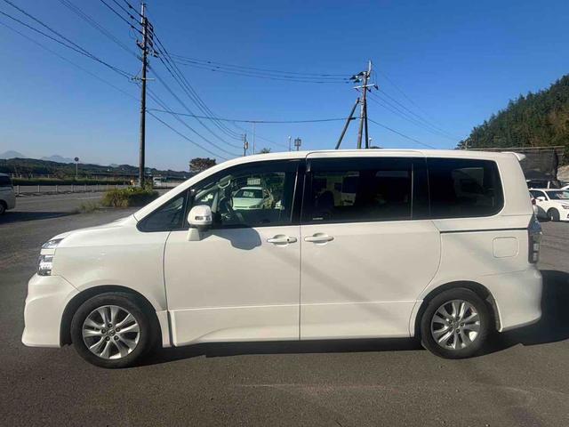 ヴォクシー ＺＳ　福祉車輌　ＴＶ　両側電動スライドドア　オートライト　ＨＩＤ　スマートキー　電動格納ミラー　３列シート　ＣＶＴ　ＣＤ　ＤＶＤ再生　ミュージックプレイヤー接続可　Ｂｌｕｅｔｏｏｔｈ　盗難防止システム（18枚目）