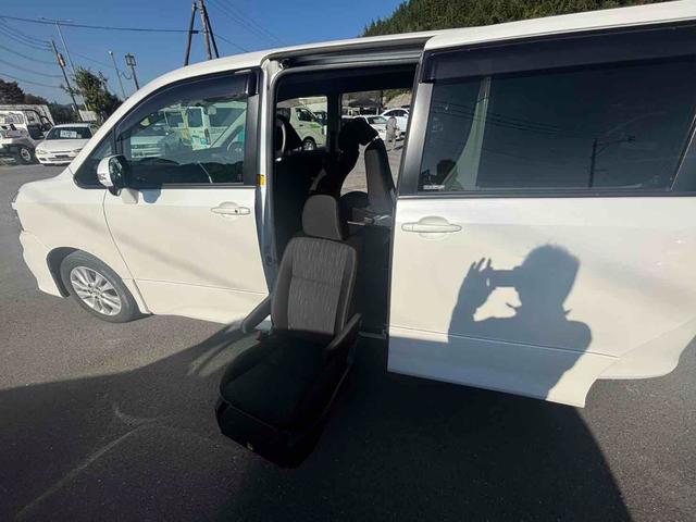 ヴォクシー ＺＳ　福祉車輌　ＴＶ　両側電動スライドドア　オートライト　ＨＩＤ　スマートキー　電動格納ミラー　３列シート　ＣＶＴ　ＣＤ　ＤＶＤ再生　ミュージックプレイヤー接続可　Ｂｌｕｅｔｏｏｔｈ　盗難防止システム（21枚目）