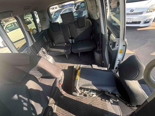 ヴォクシー ＺＳ　福祉車輌　ＴＶ　両側電動スライドドア　オートライト　ＨＩＤ　スマートキー　電動格納ミラー　３列シート　ＣＶＴ　ＣＤ　ＤＶＤ再生　ミュージックプレイヤー接続可　Ｂｌｕｅｔｏｏｔｈ　盗難防止システム（24枚目）