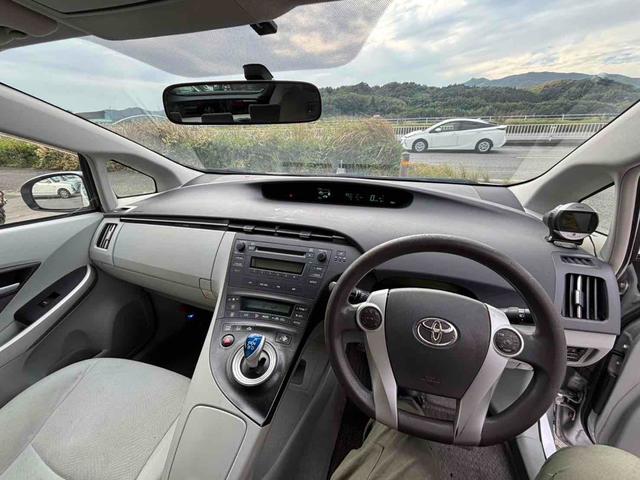 プリウス Ｓ　ＥＴＣ　アルミホイール　スマートキー　ＣＶＴ　盗難防止システム　衝突安全ボディ　ＡＢＳ　ＥＳＣ　ＣＤ　エアコン　パワーステアリング　パワーウィンドウ（2枚目）