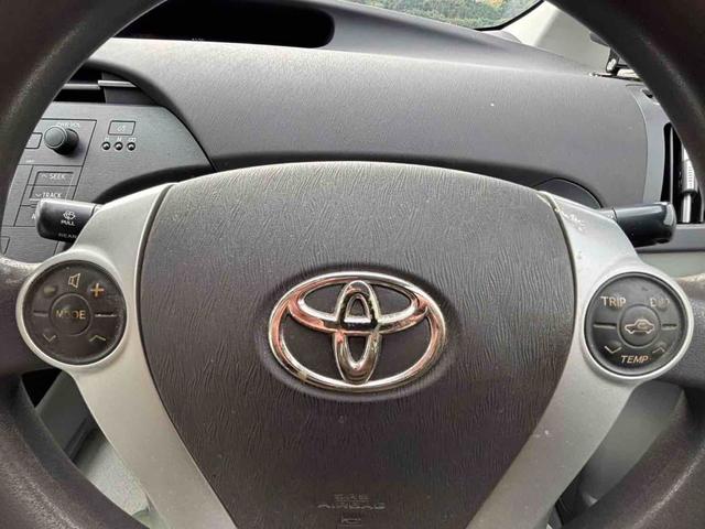 プリウス Ｓ　ＥＴＣ　アルミホイール　スマートキー　ＣＶＴ　盗難防止システム　衝突安全ボディ　ＡＢＳ　ＥＳＣ　ＣＤ　エアコン　パワーステアリング　パワーウィンドウ（3枚目）
