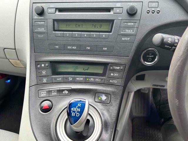 プリウス Ｓ　ＥＴＣ　アルミホイール　スマートキー　ＣＶＴ　盗難防止システム　衝突安全ボディ　ＡＢＳ　ＥＳＣ　ＣＤ　エアコン　パワーステアリング　パワーウィンドウ（4枚目）