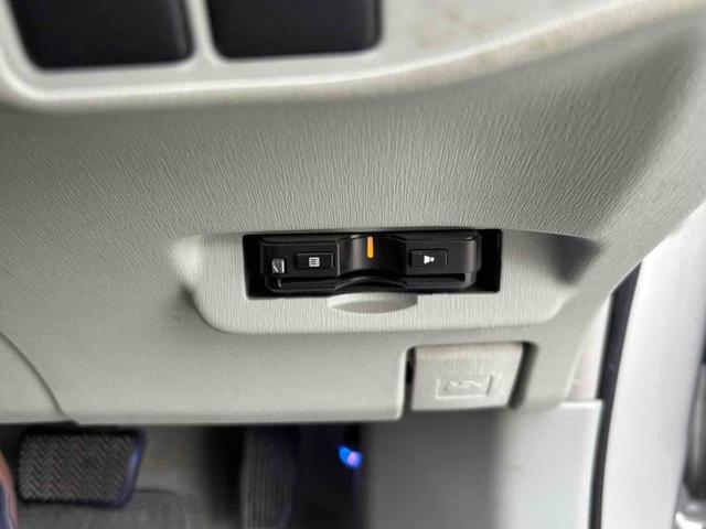 プリウス Ｓ　ＥＴＣ　アルミホイール　スマートキー　ＣＶＴ　盗難防止システム　衝突安全ボディ　ＡＢＳ　ＥＳＣ　ＣＤ　エアコン　パワーステアリング　パワーウィンドウ（5枚目）
