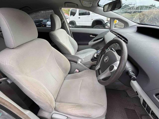 プリウス Ｓ　ＥＴＣ　アルミホイール　スマートキー　ＣＶＴ　盗難防止システム　衝突安全ボディ　ＡＢＳ　ＥＳＣ　ＣＤ　エアコン　パワーステアリング　パワーウィンドウ（8枚目）