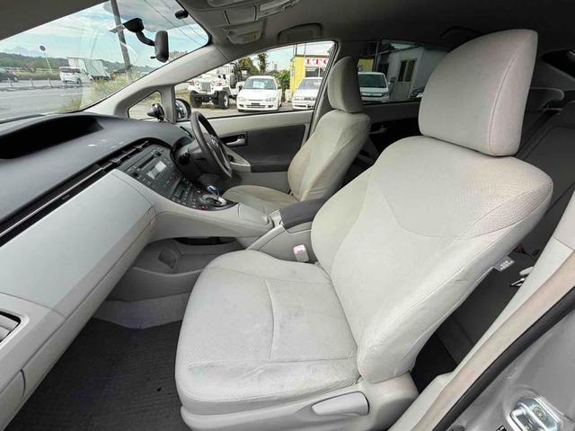 プリウス Ｓ　ＥＴＣ　アルミホイール　スマートキー　ＣＶＴ　盗難防止システム　衝突安全ボディ　ＡＢＳ　ＥＳＣ　ＣＤ　エアコン　パワーステアリング　パワーウィンドウ（9枚目）