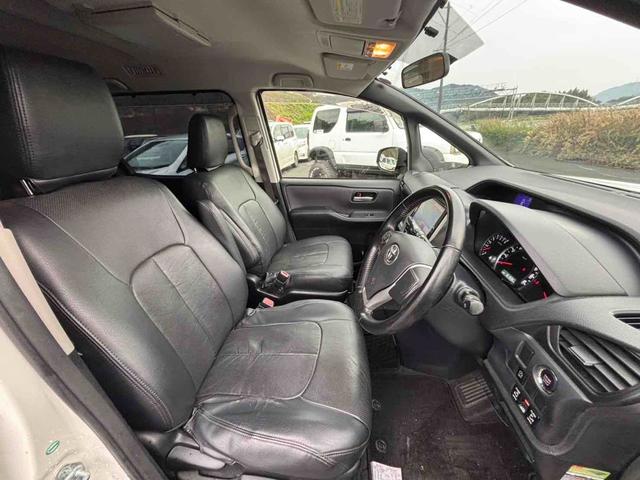 ヴォクシー ＺＳ　ＥＴＣ　バックカメラ　ナビ　ＴＶ　両側電動スライドドア　オートライト　ＬＥＤヘッドランプ　スマートキー　アイドリングストップ　電動格納ミラー　後席モニター　３列シート　ウォークスルー　ＣＶＴ（9枚目）