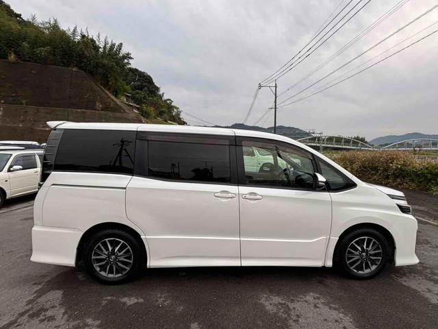 ヴォクシー ＺＳ　ＥＴＣ　バックカメラ　ナビ　ＴＶ　両側電動スライドドア　オートライト　ＬＥＤヘッドランプ　スマートキー　アイドリングストップ　電動格納ミラー　後席モニター　３列シート　ウォークスルー　ＣＶＴ（21枚目）