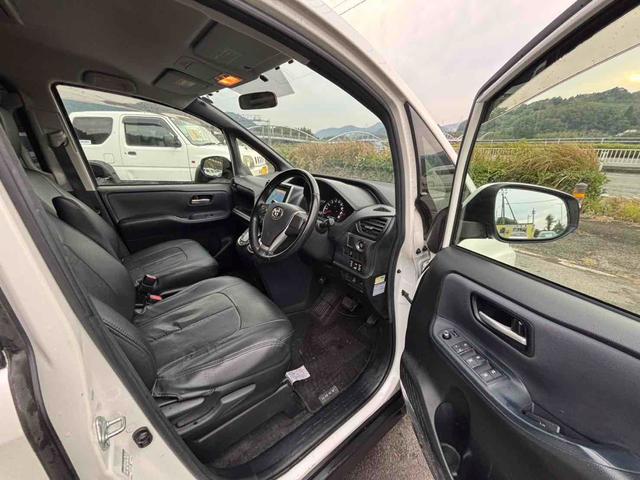 ヴォクシー ＺＳ　ＥＴＣ　バックカメラ　ナビ　ＴＶ　両側電動スライドドア　オートライト　ＬＥＤヘッドランプ　スマートキー　アイドリングストップ　電動格納ミラー　後席モニター　３列シート　ウォークスルー　ＣＶＴ（22枚目）