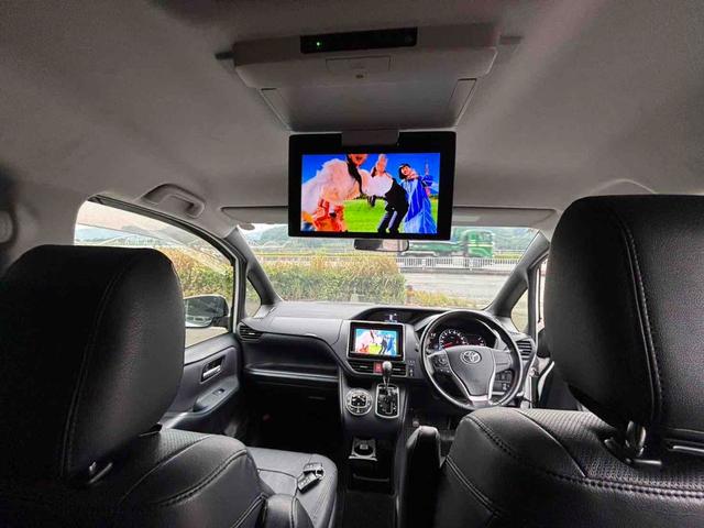 ヴォクシー ＺＳ　ＥＴＣ　バックカメラ　ナビ　ＴＶ　両側電動スライドドア　オートライト　ＬＥＤヘッドランプ　スマートキー　アイドリングストップ　電動格納ミラー　後席モニター　３列シート　ウォークスルー　ＣＶＴ（25枚目）
