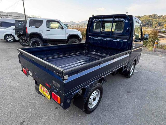 キャリイトラック ＫＣスペシャル　４ＷＤ　軽トラック　ＭＴ　衝突被害軽減システム　レーンアシスト　キーレスエントリー　オートライト　ＥＳＣ　エアコン　パワーステアリング　パワーウィンドウ　運転席エアバッグ　助手席エアバッグ（7枚目）