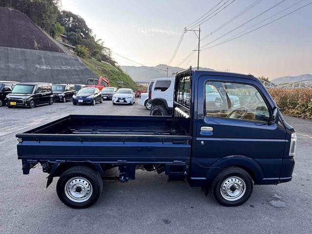 キャリイトラック ＫＣスペシャル　４ＷＤ　軽トラック　ＭＴ　衝突被害軽減システム　レーンアシスト　キーレスエントリー　オートライト　ＥＳＣ　エアコン　パワーステアリング　パワーウィンドウ　運転席エアバッグ　助手席エアバッグ（8枚目）