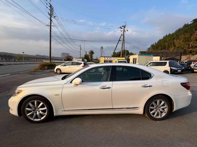 ＬＳ ＬＳ６００ｈ　Ｉパッケージ　４ＷＤ　ＥＴＣ　オートクルーズコントロール　バックカメラ　ナビ　アルミホイール　ＬＥＤヘッドランプ　サンルーフ　ＣＶＴ　シートエアコン　スマートキー　電動格納ミラー　電動リアゲート　盗難防止システム（12枚目）