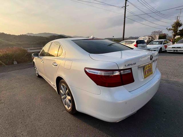 ＬＳ ＬＳ６００ｈ　Ｉパッケージ　４ＷＤ　ＥＴＣ　オートクルーズコントロール　バックカメラ　ナビ　アルミホイール　ＬＥＤヘッドランプ　サンルーフ　ＣＶＴ　シートエアコン　スマートキー　電動格納ミラー　電動リアゲート　盗難防止システム（13枚目）