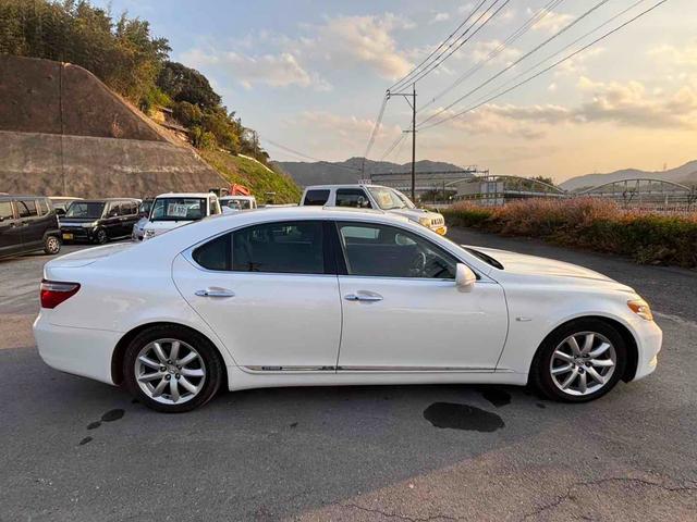 ＬＳ ＬＳ６００ｈ　Ｉパッケージ　４ＷＤ　ＥＴＣ　オートクルーズコントロール　バックカメラ　ナビ　アルミホイール　ＬＥＤヘッドランプ　サンルーフ　ＣＶＴ　シートエアコン　スマートキー　電動格納ミラー　電動リアゲート　盗難防止システム（16枚目）