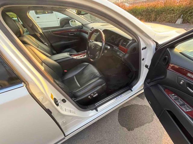 ＬＳ ＬＳ６００ｈ　Ｉパッケージ　４ＷＤ　ＥＴＣ　オートクルーズコントロール　バックカメラ　ナビ　アルミホイール　ＬＥＤヘッドランプ　サンルーフ　ＣＶＴ　シートエアコン　スマートキー　電動格納ミラー　電動リアゲート　盗難防止システム（20枚目）