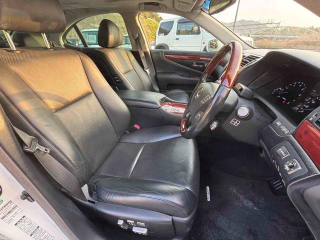 ＬＳ ＬＳ６００ｈ　Ｉパッケージ　４ＷＤ　ＥＴＣ　オートクルーズコントロール　バックカメラ　ナビ　アルミホイール　ＬＥＤヘッドランプ　サンルーフ　ＣＶＴ　シートエアコン　スマートキー　電動格納ミラー　電動リアゲート　盗難防止システム（21枚目）