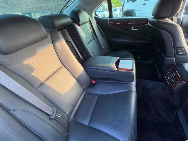ＬＳ ＬＳ６００ｈ　Ｉパッケージ　４ＷＤ　ＥＴＣ　オートクルーズコントロール　バックカメラ　ナビ　アルミホイール　ＬＥＤヘッドランプ　サンルーフ　ＣＶＴ　シートエアコン　スマートキー　電動格納ミラー　電動リアゲート　盗難防止システム（23枚目）