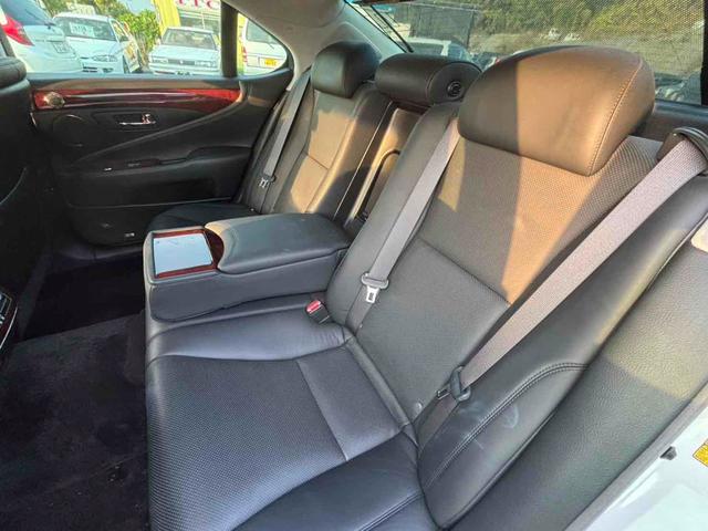 ＬＳ ＬＳ６００ｈ　Ｉパッケージ　４ＷＤ　ＥＴＣ　オートクルーズコントロール　バックカメラ　ナビ　アルミホイール　ＬＥＤヘッドランプ　サンルーフ　ＣＶＴ　シートエアコン　スマートキー　電動格納ミラー　電動リアゲート　盗難防止システム（24枚目）