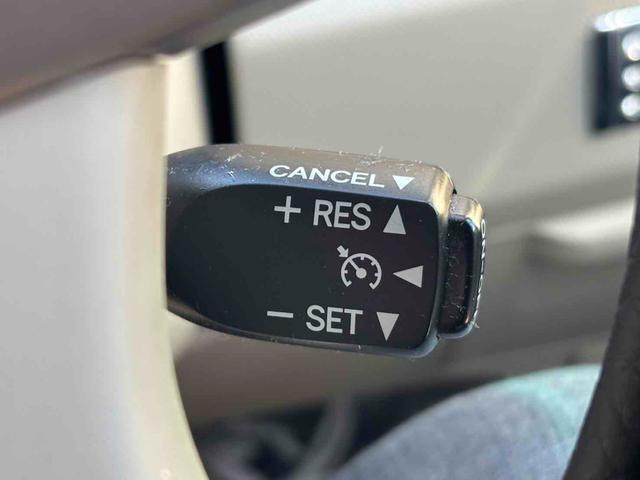 高速道路で便利なクルーズコントロール機能が付いていますよ。速度を設定するとアクセルを踏まなくても一定の速度で走ることができるので足を休ませる事ができますね。