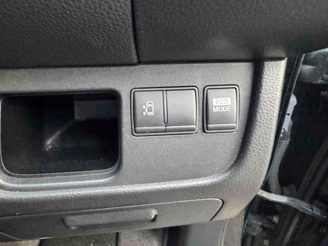 パワースライドドア装備でドアの開閉もスイッチ一つでとても簡単です。スライドドアは坂道では大人でも重くなる事があるので老若男女問わず人気の装備ですよ。