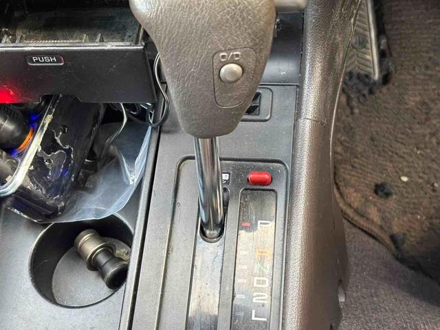 必ず使用するシフトレバー。確りと確認したいですね。