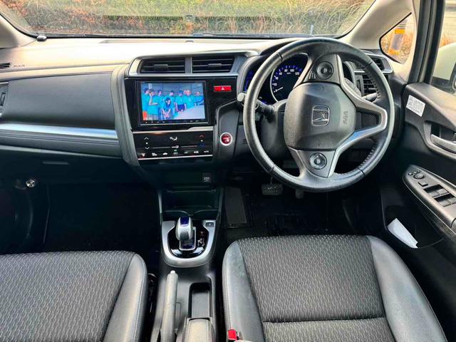 フィットハイブリッド Ｌパッケージ　ハイブリッド　バックカメラ　ＴＶ　オートクルーズコントロール　衝突被害軽減システム　ＬＥＤヘッドランプ　スマートキー　電動格納ミラー　ＡＴ　盗難防止システム　衝突安全ボディ　ＡＢＳ　ＥＳＣ　エアコン（2枚目）