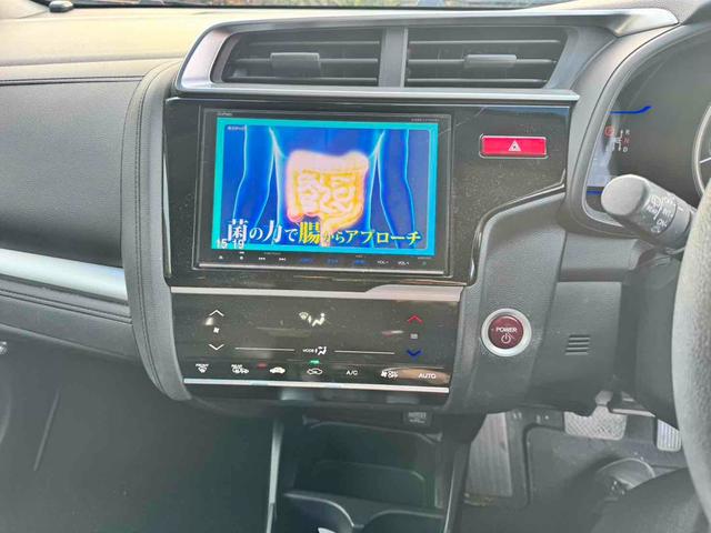 フィットハイブリッド Ｌパッケージ　ハイブリッド　バックカメラ　ＴＶ　オートクルーズコントロール　衝突被害軽減システム　ＬＥＤヘッドランプ　スマートキー　電動格納ミラー　ＡＴ　盗難防止システム　衝突安全ボディ　ＡＢＳ　ＥＳＣ　エアコン（4枚目）