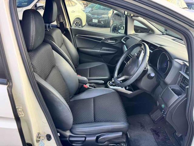 フィットハイブリッド Ｌパッケージ　ハイブリッド　バックカメラ　ＴＶ　オートクルーズコントロール　衝突被害軽減システム　ＬＥＤヘッドランプ　スマートキー　電動格納ミラー　ＡＴ　盗難防止システム　衝突安全ボディ　ＡＢＳ　ＥＳＣ　エアコン（5枚目）