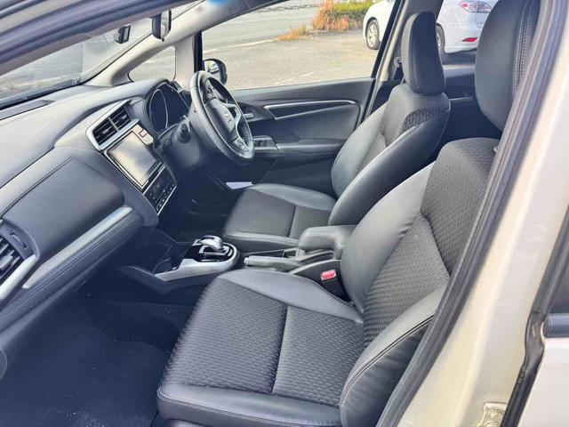 フィットハイブリッド Ｌパッケージ　ハイブリッド　バックカメラ　ＴＶ　オートクルーズコントロール　衝突被害軽減システム　ＬＥＤヘッドランプ　スマートキー　電動格納ミラー　ＡＴ　盗難防止システム　衝突安全ボディ　ＡＢＳ　ＥＳＣ　エアコン（7枚目）