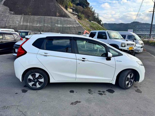 フィットハイブリッド Ｌパッケージ　ハイブリッド　バックカメラ　ＴＶ　オートクルーズコントロール　衝突被害軽減システム　ＬＥＤヘッドランプ　スマートキー　電動格納ミラー　ＡＴ　盗難防止システム　衝突安全ボディ　ＡＢＳ　ＥＳＣ　エアコン（11枚目）