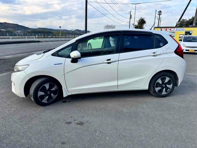 フィットハイブリッド Ｌパッケージ　ハイブリッド　バックカメラ　ＴＶ　オートクルーズコントロール　衝突被害軽減システム　ＬＥＤヘッドランプ　スマートキー　電動格納ミラー　ＡＴ　盗難防止システム　衝突安全ボディ　ＡＢＳ　ＥＳＣ　エアコン（12枚目）