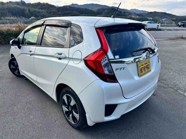 フィットハイブリッド Ｌパッケージ　ハイブリッド　バックカメラ　ＴＶ　オートクルーズコントロール　衝突被害軽減システム　ＬＥＤヘッドランプ　スマートキー　電動格納ミラー　ＡＴ　盗難防止システム　衝突安全ボディ　ＡＢＳ　ＥＳＣ　エアコン（13枚目）
