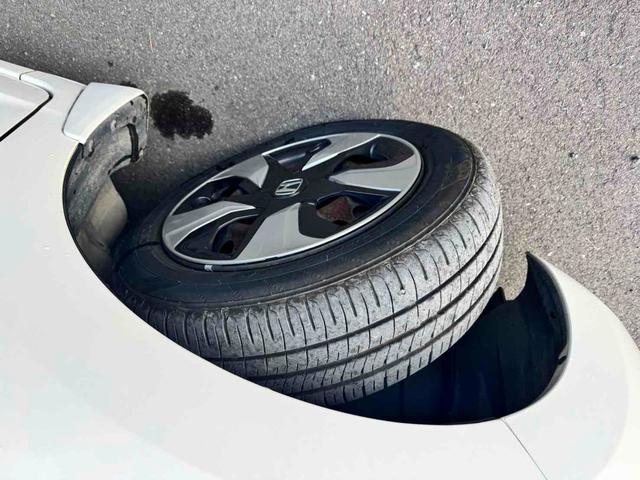 フィットハイブリッド Ｌパッケージ　ハイブリッド　バックカメラ　ＴＶ　オートクルーズコントロール　衝突被害軽減システム　ＬＥＤヘッドランプ　スマートキー　電動格納ミラー　ＡＴ　盗難防止システム　衝突安全ボディ　ＡＢＳ　ＥＳＣ　エアコン（18枚目）