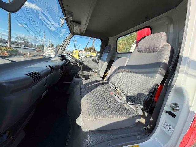 タイタントラック 　ＭＴ　後輪ダブル　電動格納ミラー　エアコン　運転席エアバッグ（24枚目）