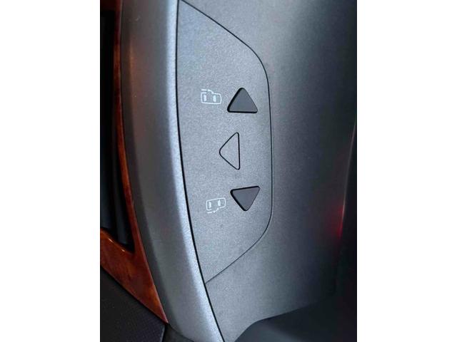 �����d���X���C�h�h�A�����I�^�]�Ȃ��{�^����ŊJ�\�ł������܂��B