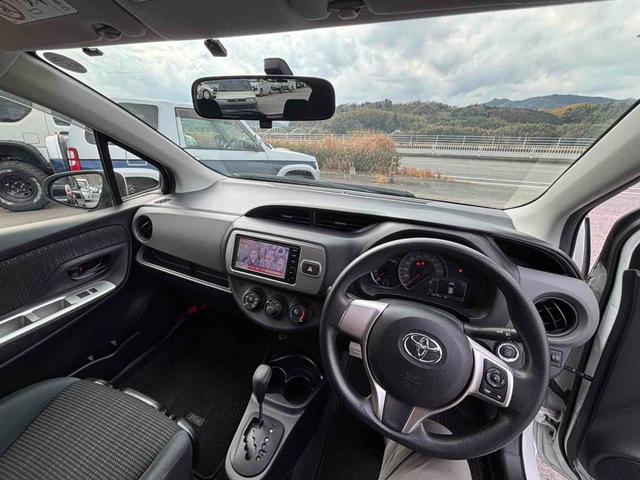 ヴィッツ Ｆ　ＥＴＣ　ナビ　ＴＶ　スマートキー　アイドリングストップ　電動格納ミラー　ＣＶＴ　衝突安全ボディ　ＡＢＳ　ＥＳＣ　ＣＤ　ミュージックプレイヤー接続可　Ｂｌｕｅｔｏｏｔｈ　エアコン　パワーステアリング（2枚目）