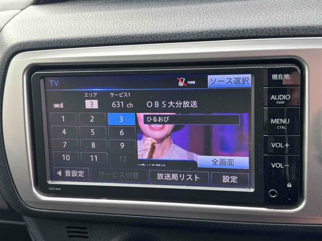 ヴィッツ Ｆ　ＥＴＣ　ナビ　ＴＶ　スマートキー　アイドリングストップ　電動格納ミラー　ＣＶＴ　衝突安全ボディ　ＡＢＳ　ＥＳＣ　ＣＤ　ミュージックプレイヤー接続可　Ｂｌｕｅｔｏｏｔｈ　エアコン　パワーステアリング（3枚目）