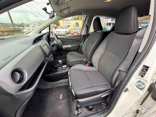 ヴィッツ Ｆ　ＥＴＣ　ナビ　ＴＶ　スマートキー　アイドリングストップ　電動格納ミラー　ＣＶＴ　衝突安全ボディ　ＡＢＳ　ＥＳＣ　ＣＤ　ミュージックプレイヤー接続可　Ｂｌｕｅｔｏｏｔｈ　エアコン　パワーステアリング（9枚目）