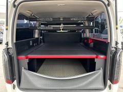 ラゲッジスペースには高さ調節可能なベットキットが装着されております。車内泊の際にも便利なアイテムです！ 6