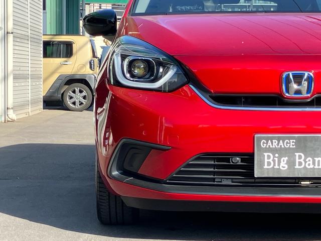 フィット ｅ：ＨＥＶホーム　２０周年特別仕様車　カーサ　純正ナビ　フルセグテレビ　バックカメラ　ＥＴＣ　ＬＥＤヘッドライト　クリアランスソナー　シートヒーター　Ｂｌｕｅｔｏｏｔｈ接続　ドライブレコーダー　オートクルーズコントロール（5枚目）