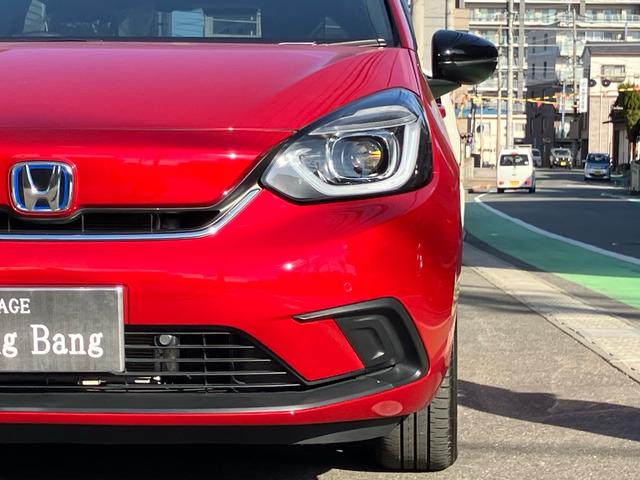 フィット ｅ：ＨＥＶホーム　２０周年特別仕様車　カーサ　純正ナビ　フルセグテレビ　バックカメラ　ＥＴＣ　ＬＥＤヘッドライト　クリアランスソナー　シートヒーター　Ｂｌｕｅｔｏｏｔｈ接続　ドライブレコーダー　オートクルーズコントロール（6枚目）