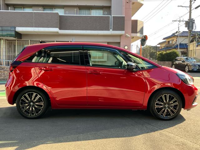 フィット ｅ：ＨＥＶホーム　２０周年特別仕様車　カーサ　純正ナビ　フルセグテレビ　バックカメラ　ＥＴＣ　ＬＥＤヘッドライト　クリアランスソナー　シートヒーター　Ｂｌｕｅｔｏｏｔｈ接続　ドライブレコーダー　オートクルーズコントロール（9枚目）