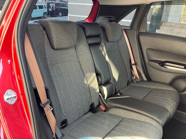 フィット ｅ：ＨＥＶホーム　２０周年特別仕様車　カーサ　純正ナビ　フルセグテレビ　バックカメラ　ＥＴＣ　ＬＥＤヘッドライト　クリアランスソナー　シートヒーター　Ｂｌｕｅｔｏｏｔｈ接続　ドライブレコーダー　オートクルーズコントロール（31枚目）