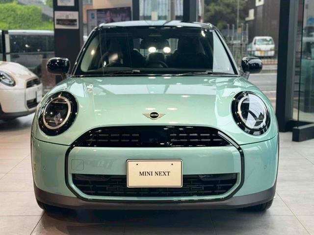 ＭＩＮＩ クーパーＣ　クラシック・トリム　クーパーＣ　５ドア　ＤＣＴ　ナビ付・ＢＣ付・前後センサー１７インチＡＷ　（オーシャンウェーブグリーン）（17枚目）