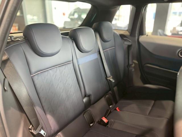 ＭＩＮＩ クーパーＣ　フェイバリット・トリム　ＦＡＶＯＵＲＥＤＴＲＩＭ　１８インチＯＰナイトフラッシュスポーク　サラウンドビューモニター　レーン＆ステアリングアシスト付きクルーズコントロール　バックカメラ　ＥＴＣ２．０（13枚目）