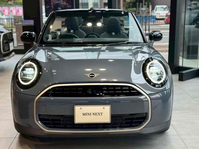 ＭＩＮＩ クーパーＣ　コンバーチブル　フェイバリット・トリム　クーパーＣ　ＤＣＴ　フェイバードトリム　Ｍパッケージ　ハンドルヒーター　前席シートヒーター　ナビ　バックカメラ　ＥＴＣ　アクティブクルーズ　ＬＥＤライト　純正１８インチＡＷ　ＵＪデザイン幌（3枚目）