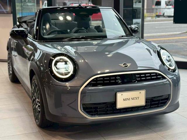 ＭＩＮＩ クーパーＣ　コンバーチブル　フェイバリット・トリム　クーパーＣ　ＤＣＴ　フェイバードトリム　Ｍパッケージ　ハンドルヒーター　前席シートヒーター　ナビ　バックカメラ　ＥＴＣ　アクティブクルーズ　ＬＥＤライト　純正１８インチＡＷ　ＵＪデザイン幌（4枚目）
