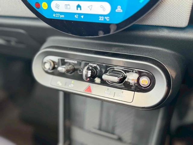 ＭＩＮＩ クーパーＣ　コンバーチブル　フェイバリット・トリム　クーパーＣ　ＤＣＴ　フェイバードトリム　Ｍパッケージ　ハンドルヒーター　前席シートヒーター　ナビ　バックカメラ　ＥＴＣ　アクティブクルーズ　ＬＥＤライト　純正１８インチＡＷ　ＵＪデザイン幌（7枚目）