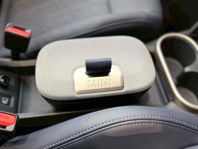 ＭＩＮＩ クーパーＣ　コンバーチブル　フェイバリット・トリム　クーパーＣ　ＤＣＴ　フェイバードトリム　Ｍパッケージ　ハンドルヒーター　前席シートヒーター　ナビ　バックカメラ　ＥＴＣ　アクティブクルーズ　ＬＥＤライト　純正１８インチＡＷ　ＵＪデザイン幌（8枚目）