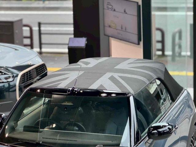 ＭＩＮＩ クーパーＣ　コンバーチブル　フェイバリット・トリム　クーパーＣ　ＤＣＴ　フェイバードトリム　Ｍパッケージ　ハンドルヒーター　前席シートヒーター　ナビ　バックカメラ　ＥＴＣ　アクティブクルーズ　ＬＥＤライト　純正１８インチＡＷ　ＵＪデザイン幌（13枚目）